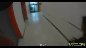 可爱的林赛奥尔森喜欢玩弄她的阴蒂