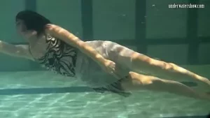 盛装打扮的少女 irina barna 在泳池中性感游泳