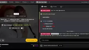 Deux filles adorent jouer avec leur chatte