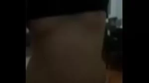 Zeigte ihre jungen Brüste, tolles Video clck.ru/rcezg