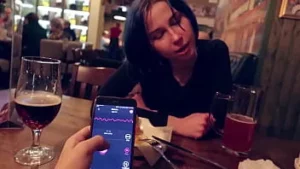 Tomé el control del vibrador de mi hermanastra en el bar y la llevé al orgasmo.