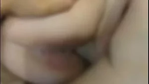 Le sexe du matin commence toujours par une branlette et se termine par un énorme creampie
