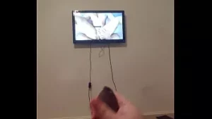 Nieobrzezany kutas spuszcza się na wideo