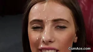 Hot centerfold ottiene lo sperma sul suo viso ingoiando tutto lo sperma