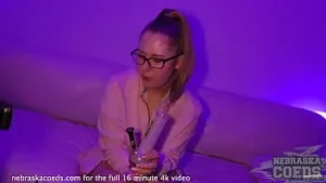 Hübsche Blondine, die es liebt, weibliche Ejakulationsexplosionen zu spritzen