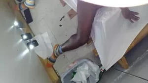 Robię się dziwaczny w kabinie bez kutasów w gloryhole