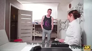 Tutor4k. Der hübsche Prof wird von einem Typen gebumst, der jung genug ist, um ihr Stiefsohn zu sein