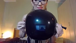 Badassbitch soplando un gran globo para reventar