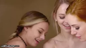 Webyoung Naomi Swann este surprinsă făcând un trio vaporos în dulap