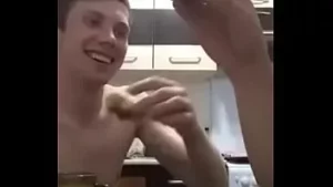 Tipe care arată fundul prietenilor pe periscop