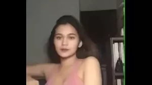 Yannah hernandez 穿着性感的粉红色上衣在 bigo 现场热舞