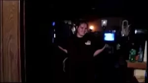 Cagna bianca in calore non riesce a tenere le gambe chiuse scopa chiunque e qualsiasi cosa prendendo le palle in profondità nel pavimento della cucina di fronte alla sua famiglia