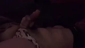 رجل مثير مع قضيب كبير يرفع أمام الكاميرا بينما يرتدي سراويل داخلية مع فراشات