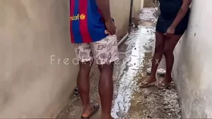 Fată de culoare abanos este prinsă și futută în timp ce se joacă în ploaie (vizionați videoclipul complet pe xvideos red)
