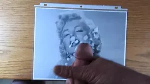 Dl. pee-pee își pompează esperma fierbinte pe o altă fotografie frumoasă cu o legendă fierbinte a vedetei de cinema.