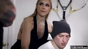 Busty milf deepthroats ve sürmek atlet