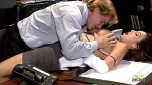 Die freche Chefin Dylan Ryder nimmt einen harten Schaft in ihre rasierte Muschi