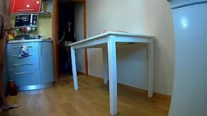 Растягивание попки длинноногой красотки в белом боди на кухонном столе