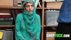无辜的穆斯林女孩被腐败的警察欺骗和性交 - shopfuck