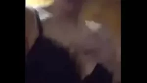 مراهقة في الملابس الداخلية إغاظة مؤخرتها وبزازها