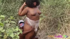 Une villageoise locale avec un cul de ssbbw fait une pipe et se fait baiser par le gardien dans la brousse avec son gros hardcore en liège noir quelque part en Afrique