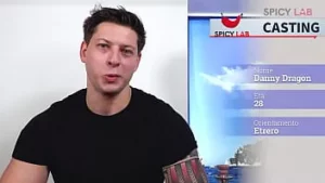Genç bir adam ve büyük memeler milf için ilk pornodan sonra memelere boşalmak