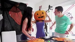 Capul mamei vitrege înfipt în dovleac de Halloween, fiul vitreg ajută cu pula lui mare! - tia Cyrus, Johnny