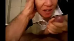 الجدة على ركبتيها handjob والوجه