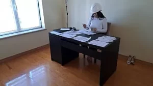عامل يمارس الجنس مع زوجة رئيسه بعد رفضها لها
