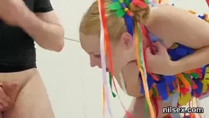 Feisty Cutie wird zur schmerzhaften Behandlung ins Anus-Assylum gebracht