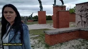 ¡La reina Kira castiga a su hijastro por robar una medalla de Stalin del museo soviético!