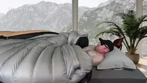 رجل يحدب كيس نوم عملاق مملوء فوق طاقته و cums في