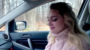 Blonda suge adânc penisul și primește esperma în gură în timp ce nimeni nu vede - în mașină