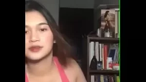 Yannah hernandez 穿着性感的粉红色连衣裙在 bigo 现场摄像头上热舞