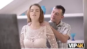 Vip4k. bătrânul și teenul lui hottie încearcă împreună multe poziții sexuale