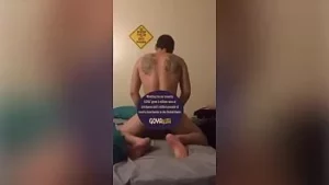 Salope latina épicée obtient une bonne bite de son papi