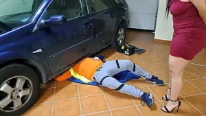 زوجة قرنية تتلقى شاعر المليون الداخلي من الميكانيكي