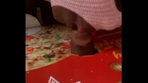 Stiefdochter en moeder betaalden de bezorger in natura omdat we hem niet konden betalen ( [volledige video over premium en directe aankoop)]