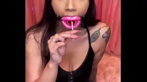 Sürtük ile oral seks seviyor lolipop