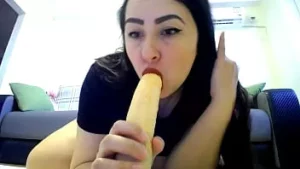 Maskeli kız kıyafetlerini kaybeder, oral seks yapar ve büyük bir yapay penisle kendini becerir.