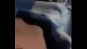 Fille touchant sa chatte et montrant ses seins