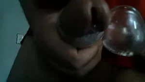 Ich versuche, meinen großen Schwanz in einen kleinen Masterbator zu stecken