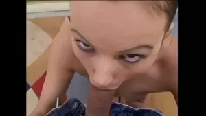 Charmante jonge brunette hottie Autumn Skye was op zoek naar een baan op internet toen ze een lijn tegenkwam met een eenvoudige manier om gemakkelijk geld te verdienen