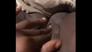 Jugando en este coño grande y gordo hasta que me corro muy duro