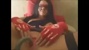 Güzel esmer amını gösteriyor ve içine bir şeyler koyuyor