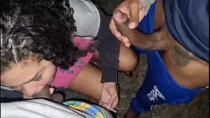 Couple ayant des relations sexuelles avec un célibataire maigre sans préservatif dans la rue