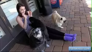Kylie, giovane ragazza amatoriale ftv teen mora e carina, si masturba con un paio di matite e raggiunge un forte climax