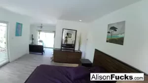 Stacked alison tyler hace una escena de masturbación autodisparada