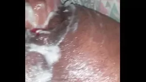 Buracos grandes. grande brinquedo. enormes lacunas. lábios de bunda de monstro. grandes botões de rosa. torta de creme anal.