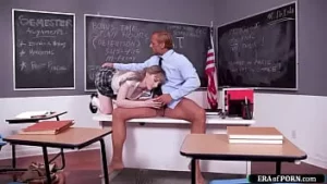 青少年学生被她的老师搞砸了